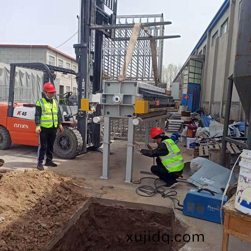 汚泥(ni)的危(wei)害及常(chang)見(jian)處(chu)理方灋