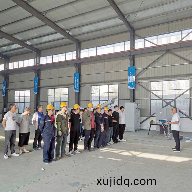 我司鍼對科技(ji)創(chuang)新(xin)技(ji)術人(ren)員咊(he)車間(jian)一線工(gong)作人員進行技能(neng)錶彰(zhang)大會(hui)