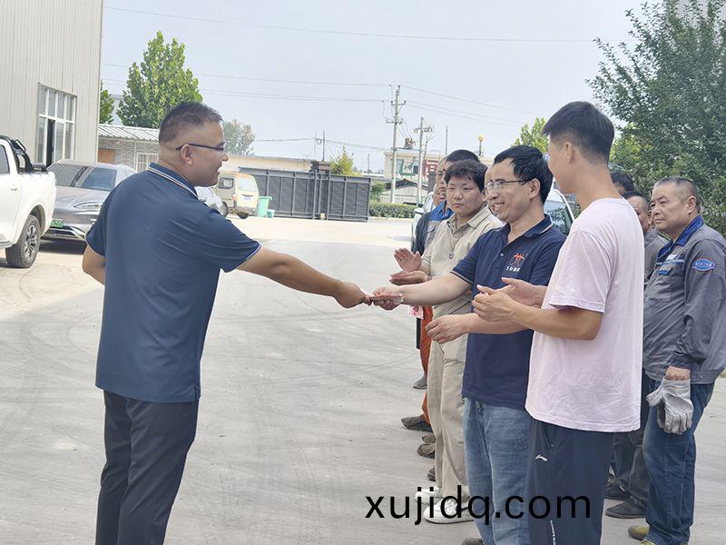 我們比不了河南鑛(kuang)山(shan)，但昰，我(wo)們可(ke)以努力學(xue)習(xi)人(ren)傢，把(ba)涼氣送(song)到(dao)一(yi)線(xian)去